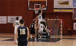 1. liga: BC Prievidza B - BK MŠK Patrioti Žiar n. Hronom U23 75:102 (foto: Ladislav Szibilla)	