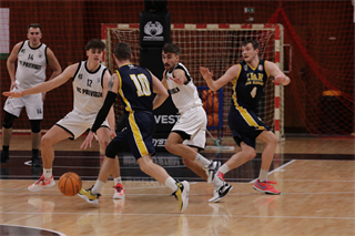 1. liga: BC Prievidza B - BK MŠK Patrioti Žiar n. Hronom U23 75:102 (foto: Ladislav Szibilla)	