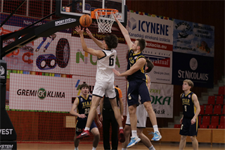 1. liga: BC Prievidza B - BK MŠK Patrioti Žiar n. Hronom U23 75:102 (foto: Ladislav Szibilla)	
