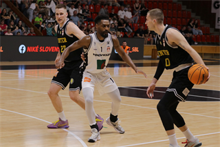 1. zápas štvrťfinále Niké SBL: BC Prievidza - Inter Bratislava 88:84 (foto: Ladislav Szibilla)	