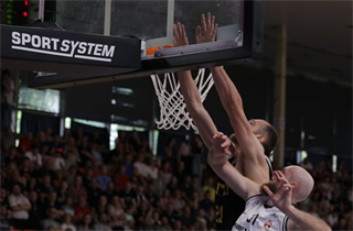 1. zápas štvrťfinále Niké SBL: BC Prievidza - Inter Bratislava 88:84 (foto: Ladislav Szibilla)	