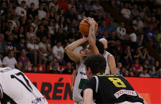 1. zápas štvrťfinále Niké SBL: BC Prievidza - Inter Bratislava 88:84 (foto: Ladislav Szibilla)	
