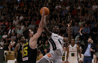 1. zápas štvrťfinále Niké SBL: BC Prievidza - Inter Bratislava 88:84 (foto: Ladislav Szibilla)	