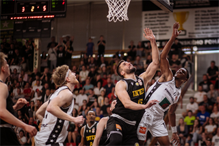 1. štvrťfinále Niké SBL: BC Prievidza - Inter Bratislava 88:84 (foto: Vladimír Králik)	