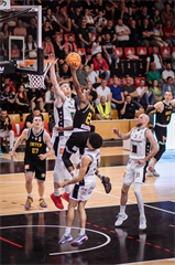 1. štvrťfinále Niké SBL: BC Prievidza - Inter Bratislava 88:84 (foto: Vladimír Králik)	