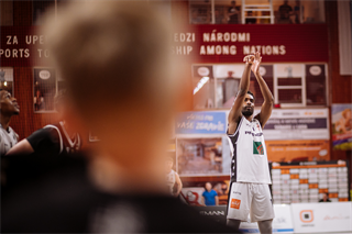 1. štvrťfinále Niké SBL: BC Prievidza - Inter Bratislava 88:84 (foto: Vladimír Králik)	