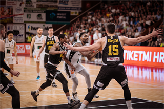 1. štvrťfinále Niké SBL: BC Prievidza - Inter Bratislava 88:84 (foto: Vladimír Králik)	